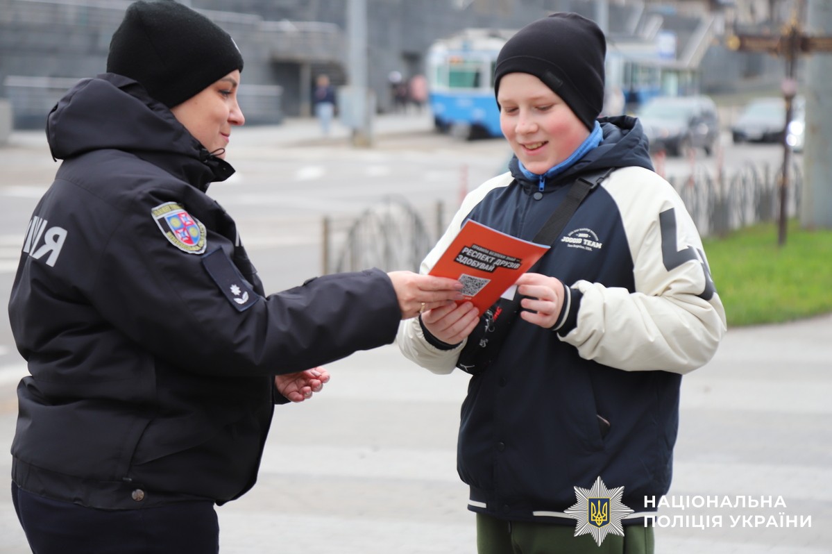 🌒У темну пору доби та під час можливих відключень світла пішоходи стають малопомітними, тому навіть маленький флікер на одязі чи рюкзаку може суттєво підвищити їхню видимість і безпеку. 
🌟Сьогодні у межах всеукраїнської кампанії «Засвітись» працівники ювенальної превенції Вінницького райуправління показували маленьким вінничанам як працюють світловідбивальні елементи та чому їх варто носити кожному. 
☝🏼І, не лише продемонстрували ефект від флікерів, а й нагадували основні правила дорожнього руху, серед яких:
- переходити дорогу лише у встановлених місцях;
- переконатися, що водій вас бачить і зупиняється;
- не вибігати на проїжджу частину;
- не користуватися телефоном під час переходу;
- бути уважними біля доріг та не носити навушники на повну гучність.
💫Трохи світла + знання правил = безпечний маршрут кожної дитини.
