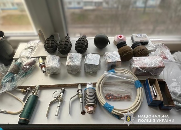 Поліцейські Львівщини викрили зловмисника, підозрюваного у торгівлі зброєю