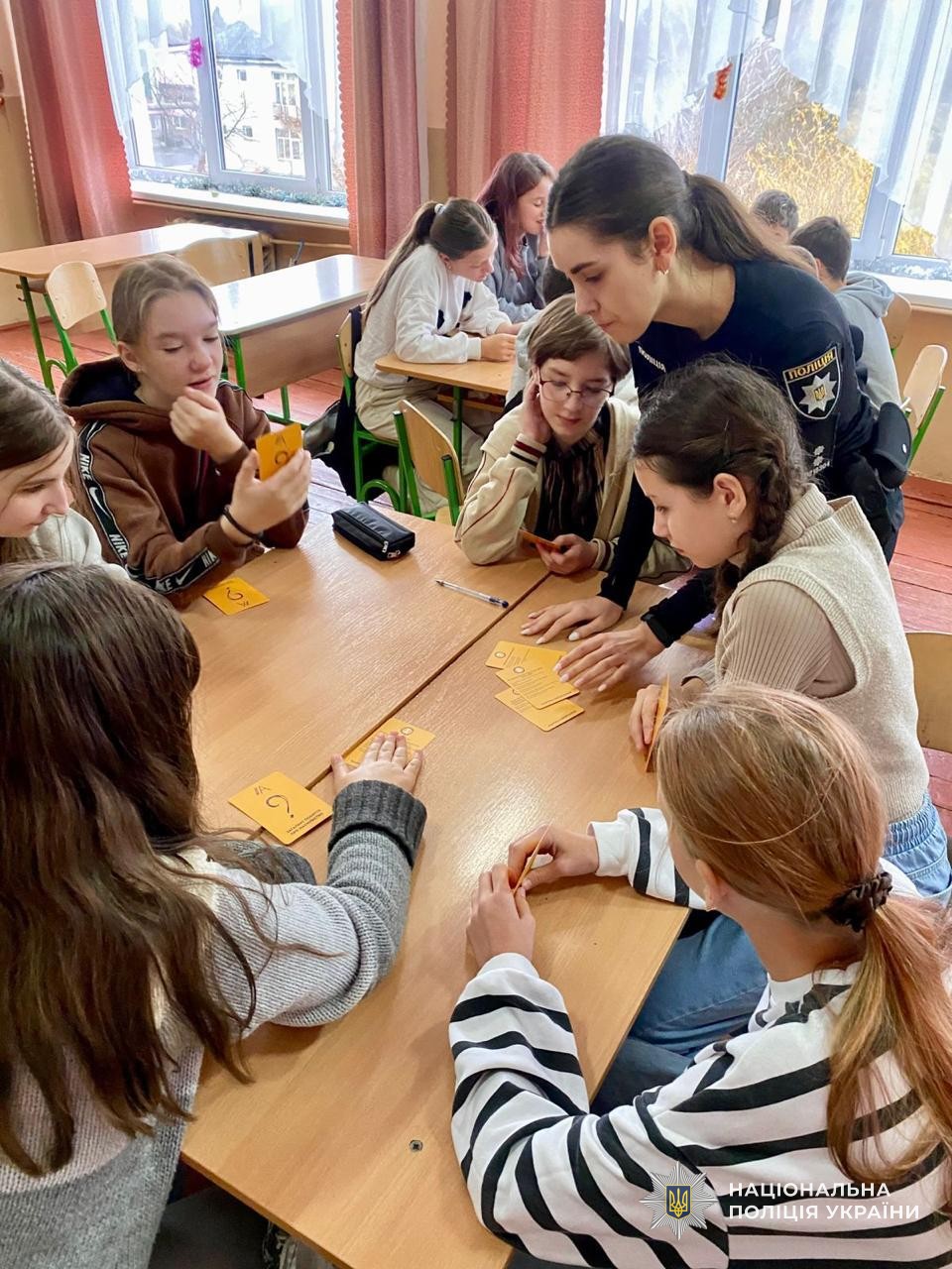 Поліцейські сектору служби освітньої безпеки проводять у школах області тематичні уроки до акції «16 днів проти насильства»