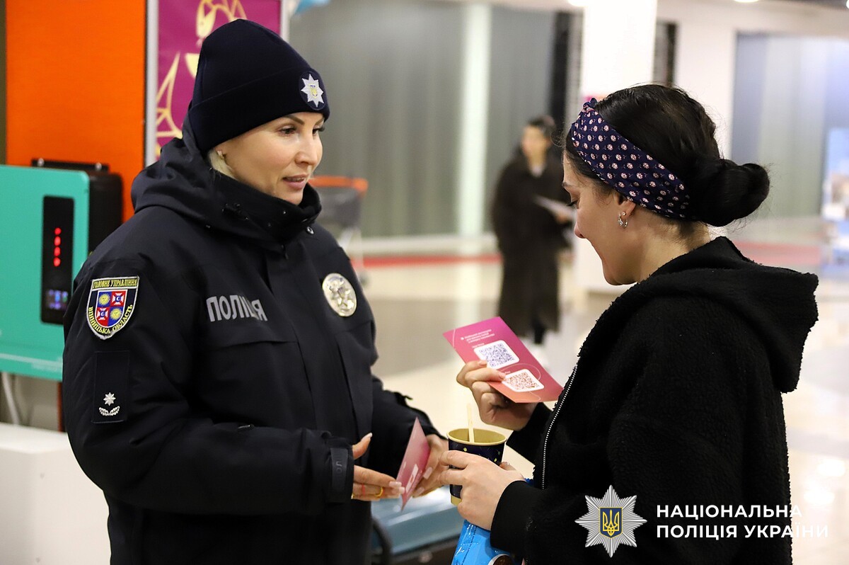 28 листопада біля торгового центру «Плаза Парк» працівники сектору протидії домашньому насильству та дотриманню прав людини Вінницького райуправління разом із соціальними працівниками й представниками громадських організацій провели інформаційний захід у рамках Всеукраїнської акції «16 днів проти насильства». 
⚠️Мета події — привернути увагу вінничан до проблеми домашнього насильства та нагадати, як захистити себе і близьких.
☝🏼Правоохоронці розповідали про різні форми насильства — фізичне, психологічне, економічне та сексуальне — та про алгоритм дій у кризових ситуаціях. Вінничанам пояснили, куди звертатися за допомогою, і наголосили, що будь-які прояви насильства неприпустимі.
https://vn.npu.gov.ua/.../16-dniv-proty-nasylstva...
📃Під час заходу громадяни отримали інформаційні буклети та змогли поспілкуватися з фахівцями. Поліцейські підкреслили: мовчати про насильство не можна — лише спільними зусиллями ми можемо створити безпечне середовище для родин.
 ☎️Куди звертатися по допомогу:
 - Поліція: 102.
 - Національна гаряча лінія: 0 800 500 335 або 116 123 з мобільного.
 - Урядова гаряча лінія: 15-47.
 - Обласна лінія довіри: 0 800 75-04-75.
 - Мобільні бригади соціально-психологічної допомоги (068) 586-03-55, (097) 578-82-89, (067) 382-87-45.