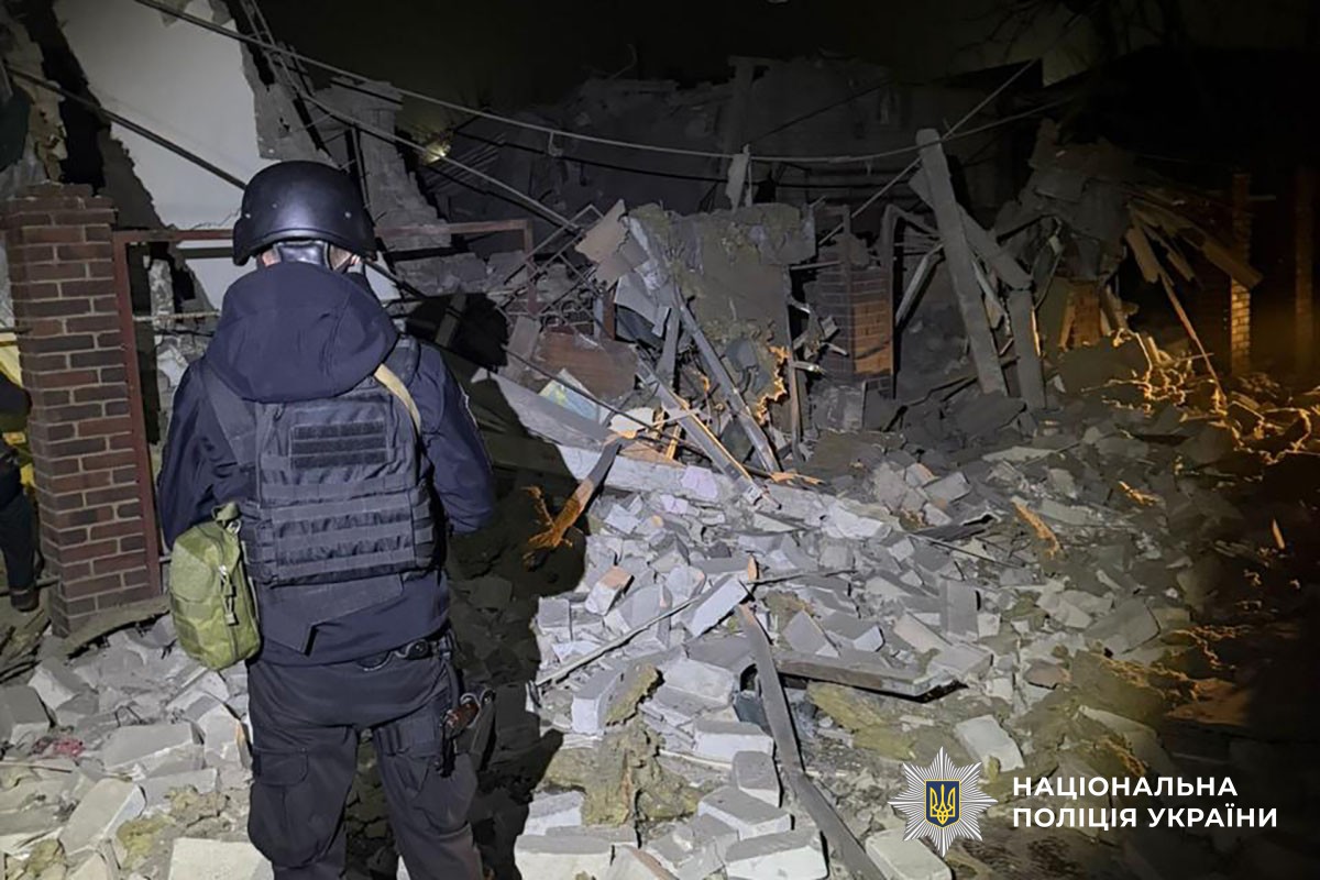 Поліцейський документує наслідки обстрілу