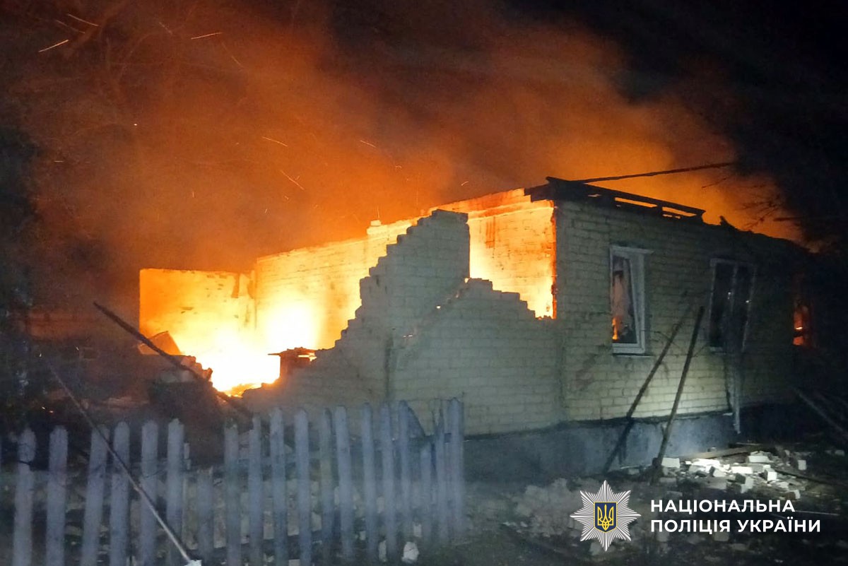 Зруйнований будинок горить