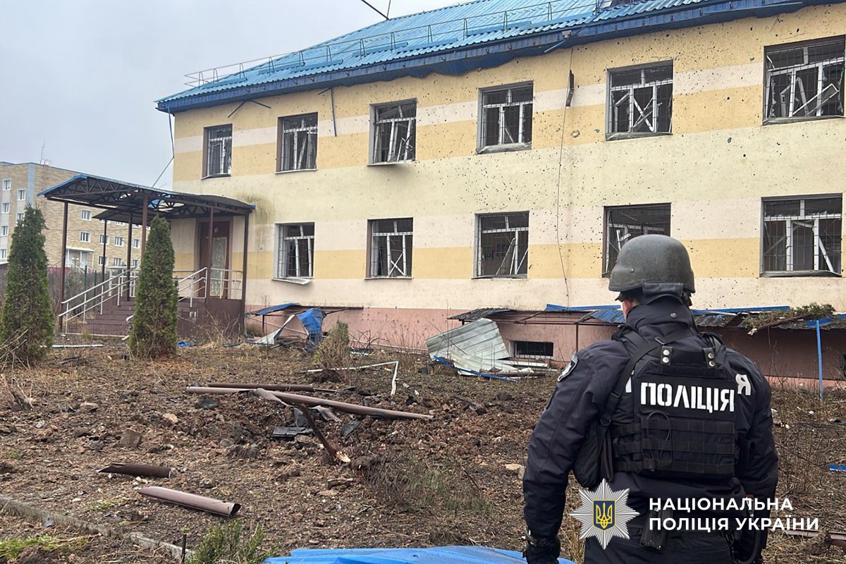 Поліцейський документує наслідки обстрілу