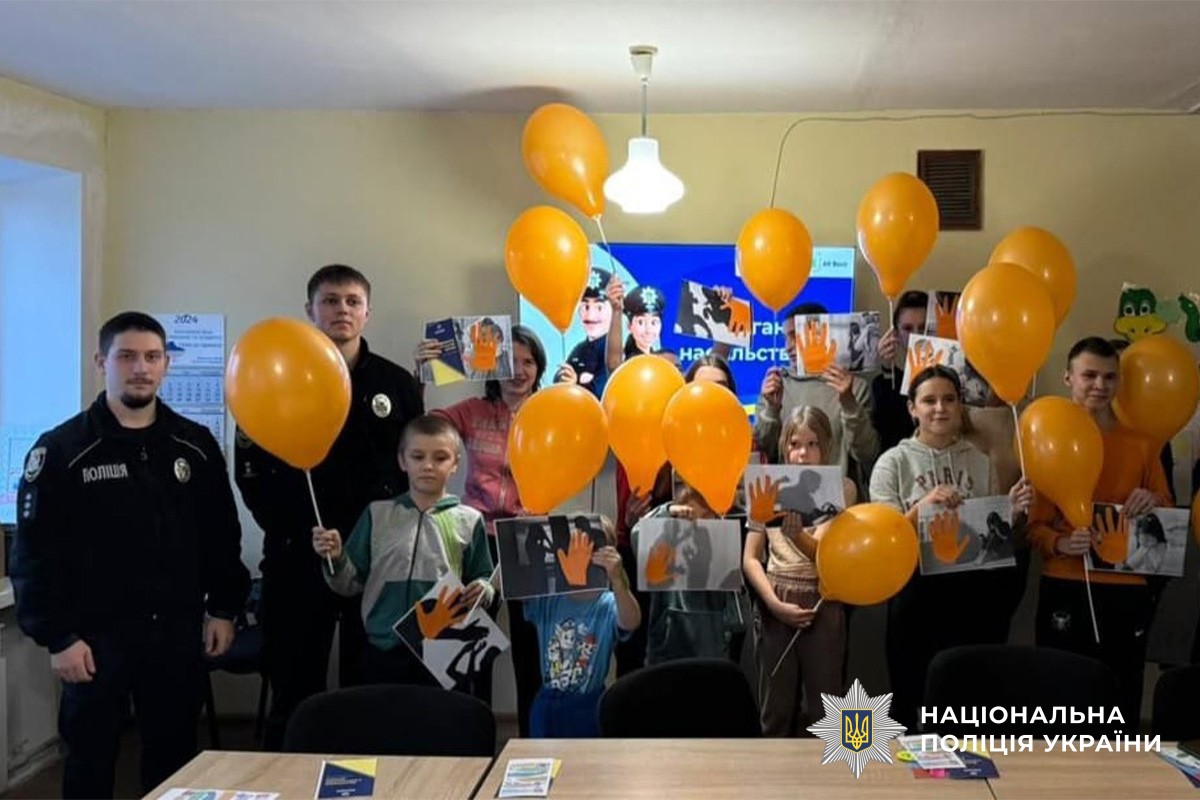 загальне фото флешмобу «Помаранчева долонька проти насильства»