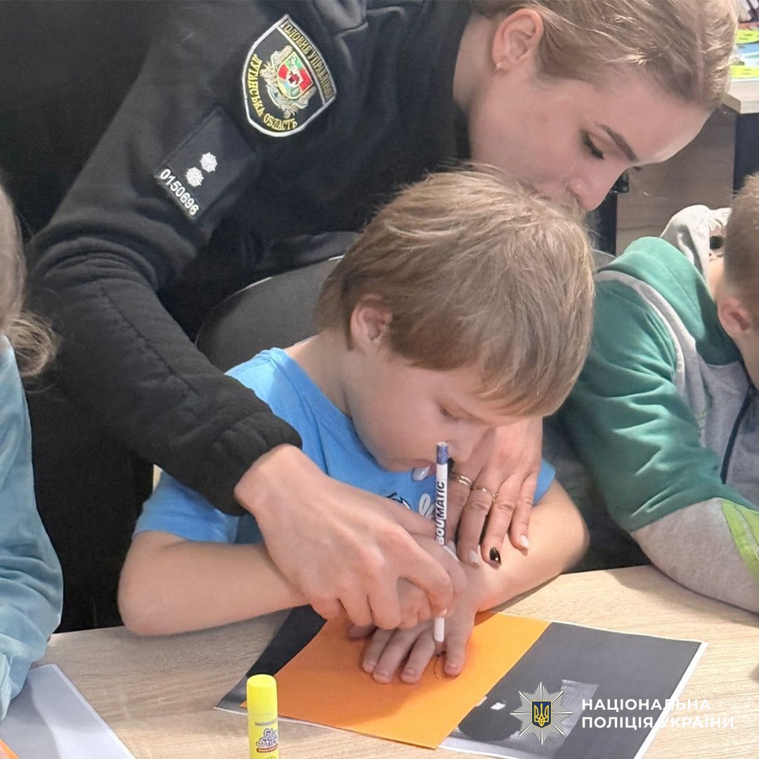 допомога в виготовленні  долоньок проти насильства