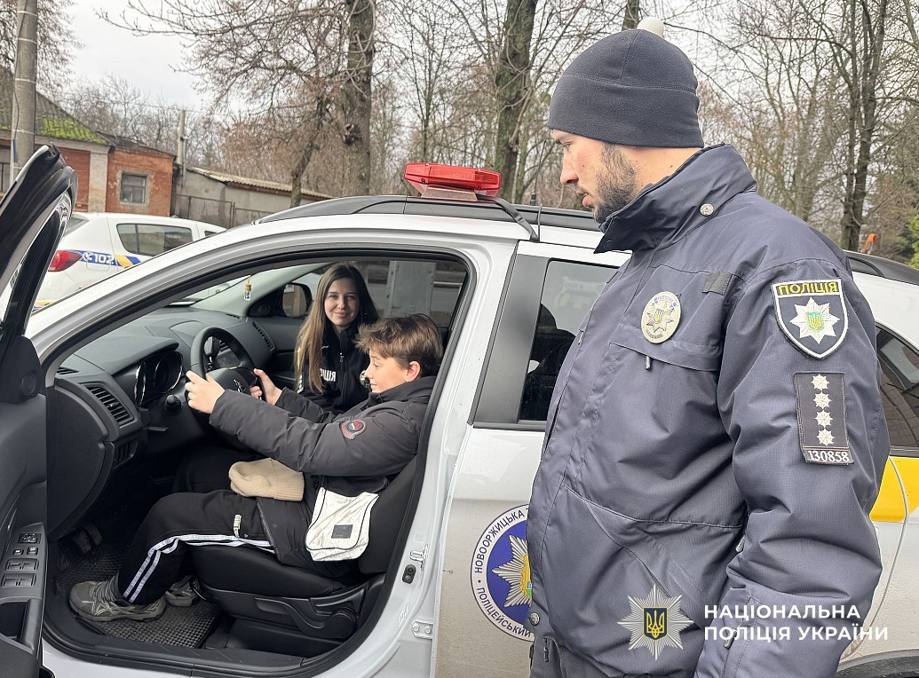 Поліцейський проводить екскурсію для дітей