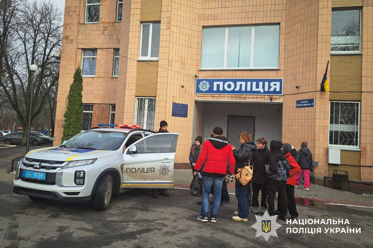 Поліцейський проводить екскурсію для дітей