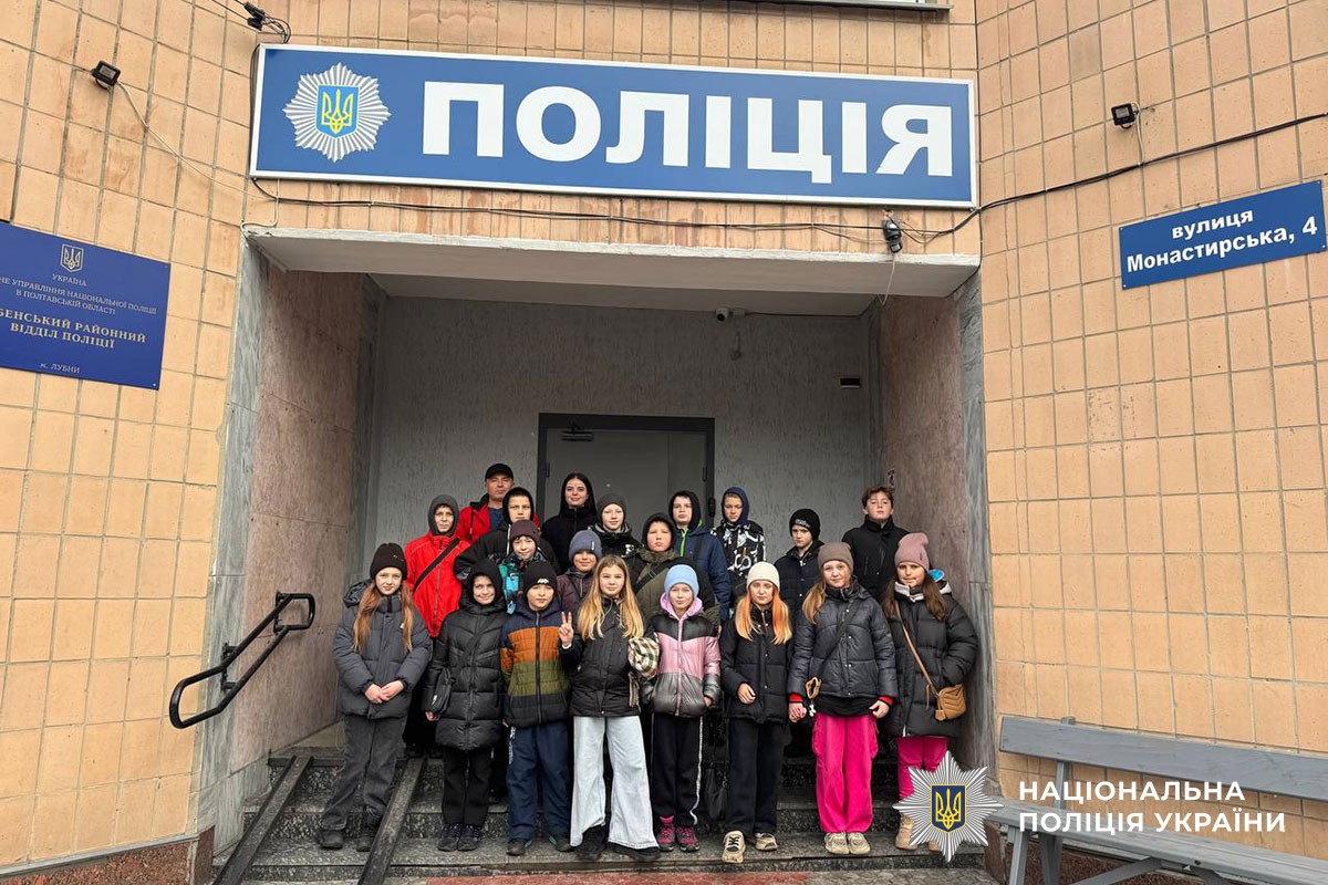 Колективне фото біля райвідділу поліції