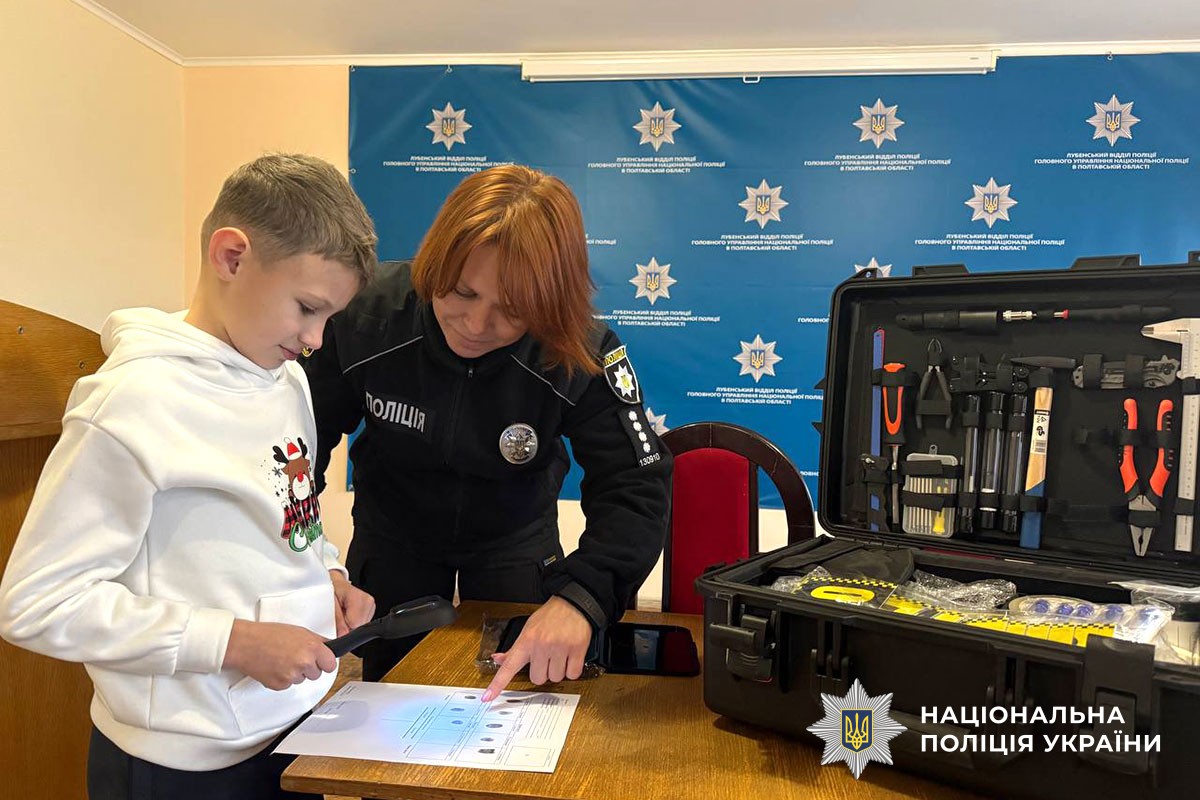 Поліцейська проводить екскурсію для дітей
