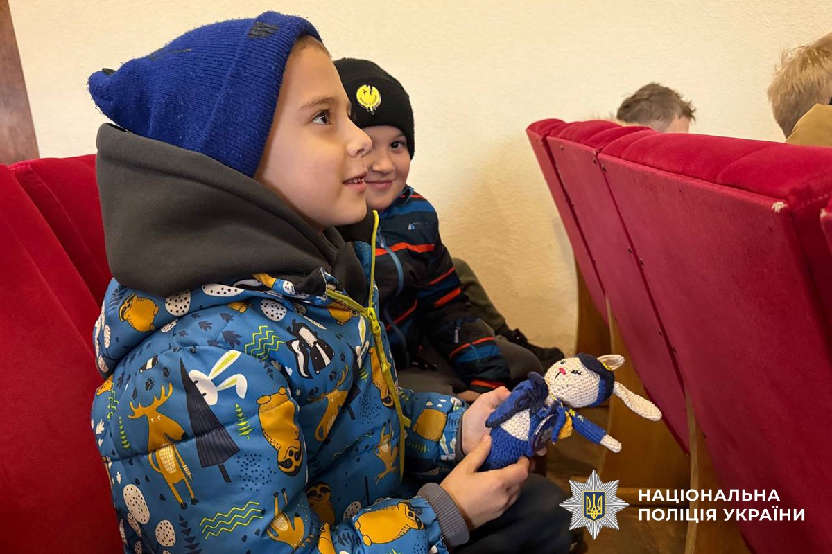 Поліцейська проводить екскурсію для дітей