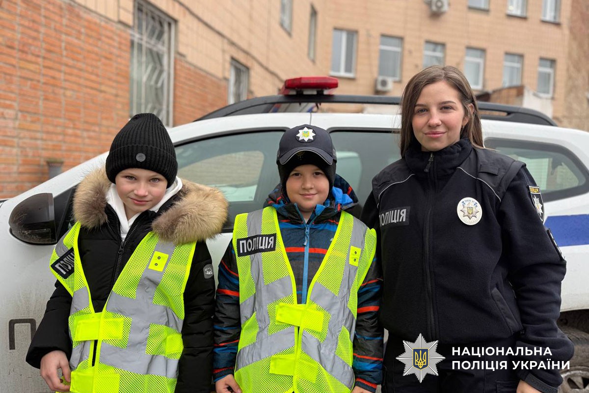 Поліцейська проводить екскурсію для дітей
