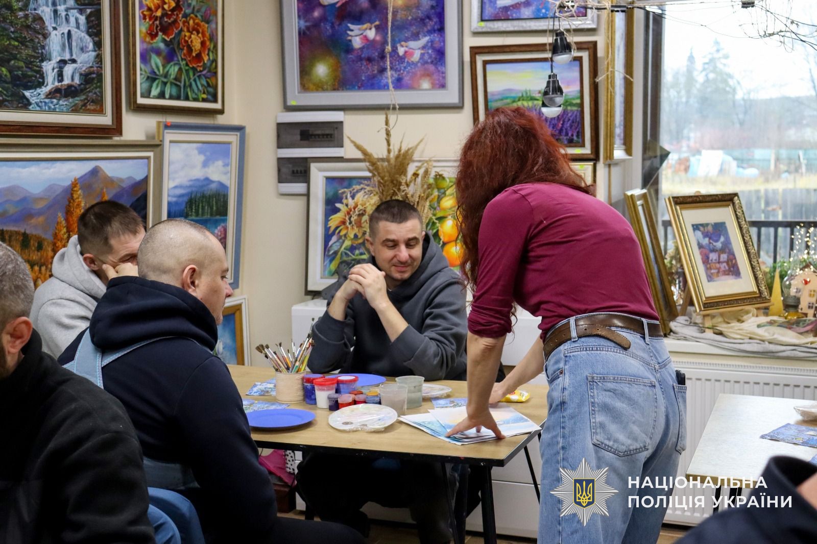 Співробітники ГУНП в Закарпатській області разом з ветеранами в Художній майстерні у місті Свалява