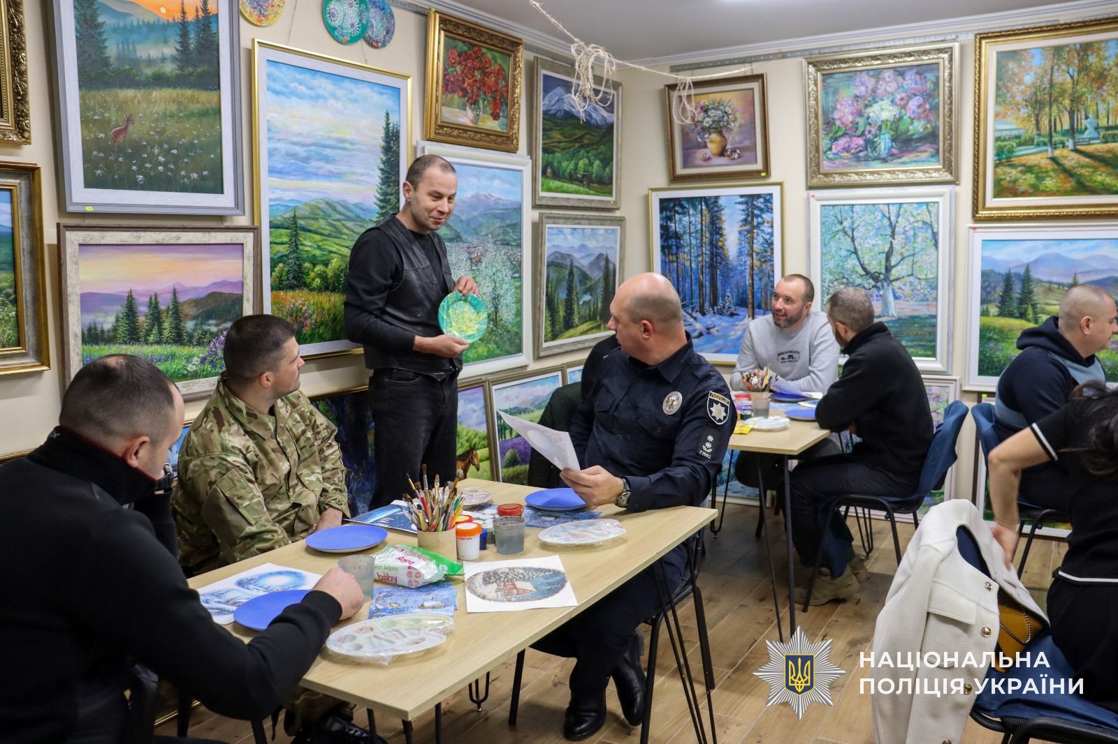 Співробітники ГУНП в Закарпатській області разом з ветеранами в Художній майстерні у місті Свалява