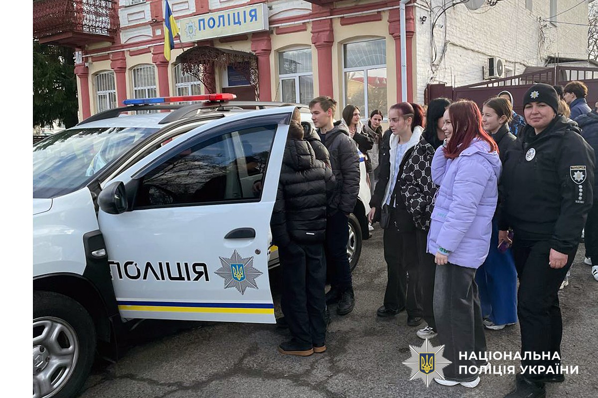 Діти поблизу службового авто
