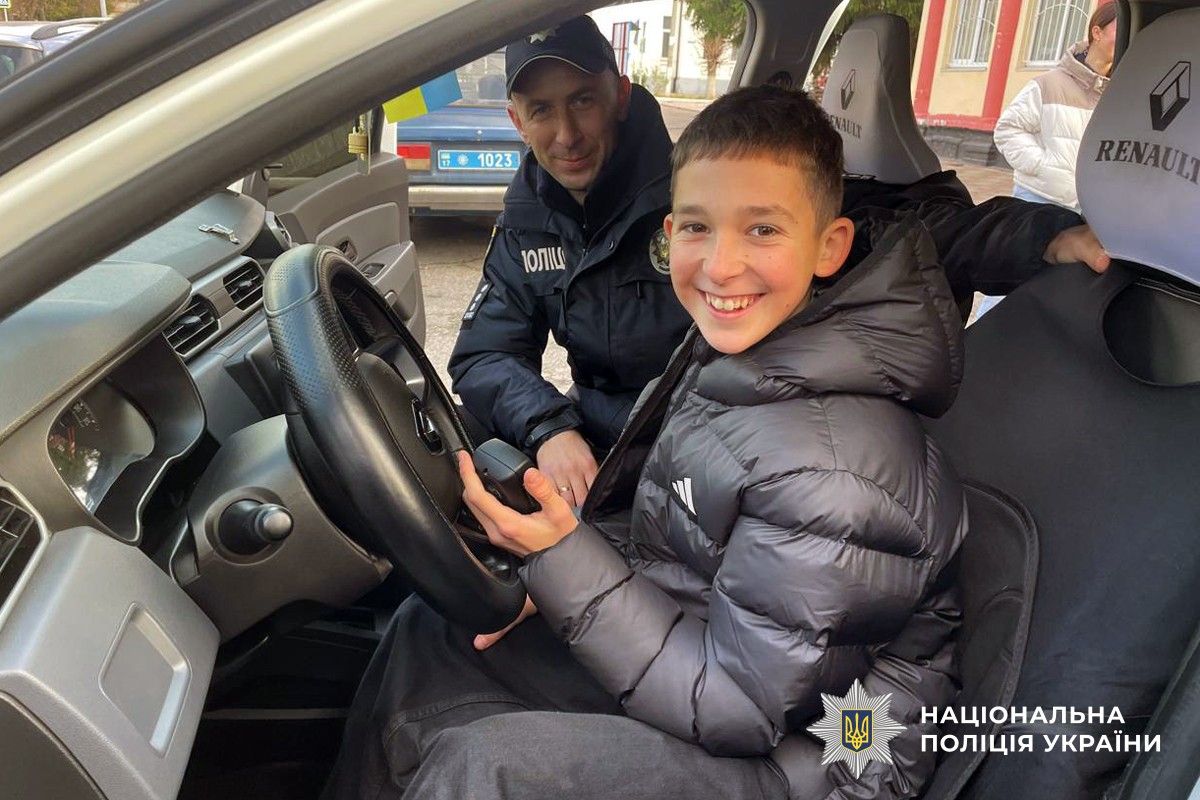 Хлопчик у патрульному авто