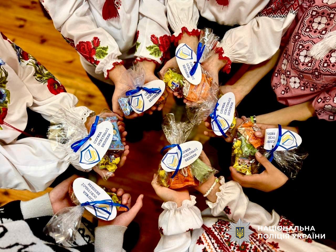 Солодкі подарунки в дитячих руках