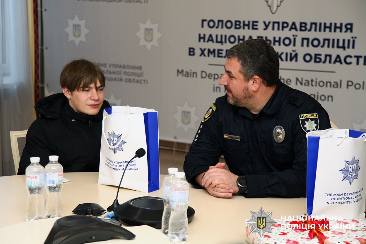 Заступник  начальника ГУНП Валентин Білянський спілкується з сином загиблого поліцейського