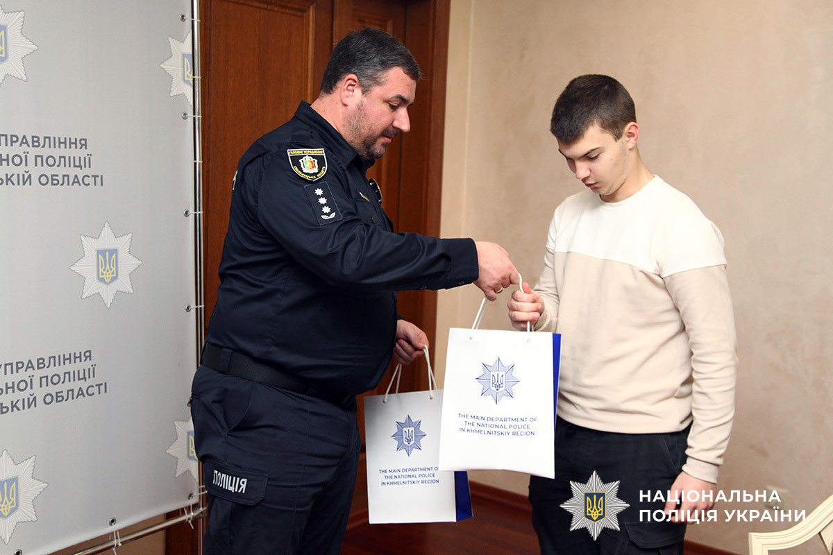 Заступник  начальника ГУНП Валентин Білянський вручає подарунки синові загиблого поліцейського