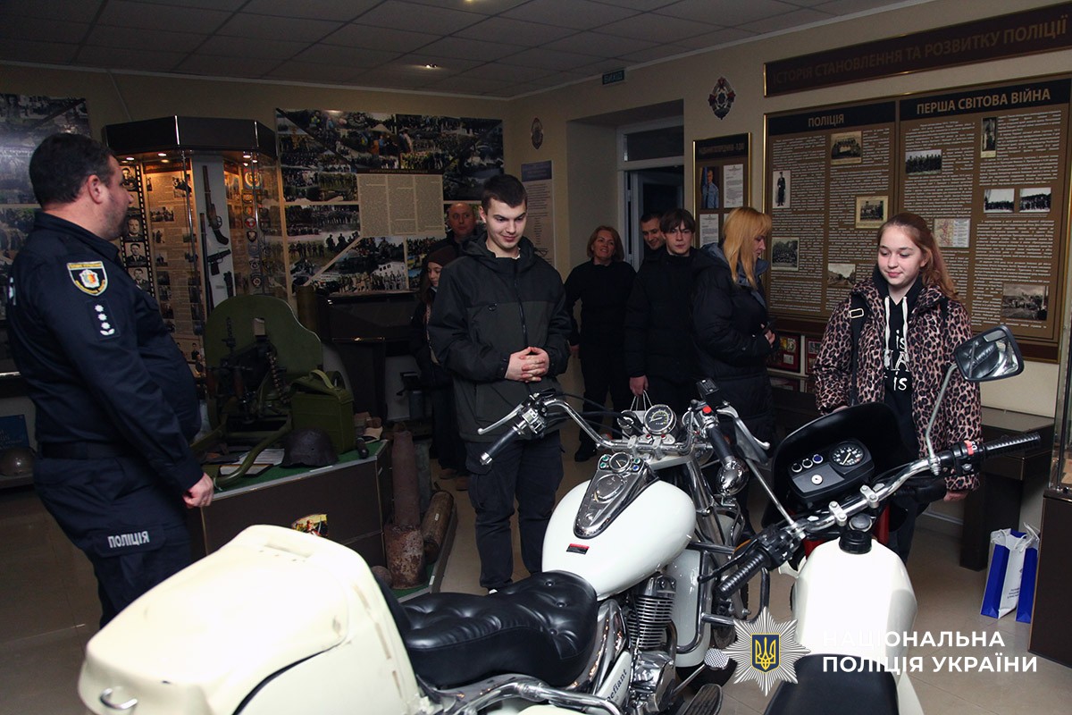 Діти загиблих правоохоронців розглядають техніку у музеї ОВС