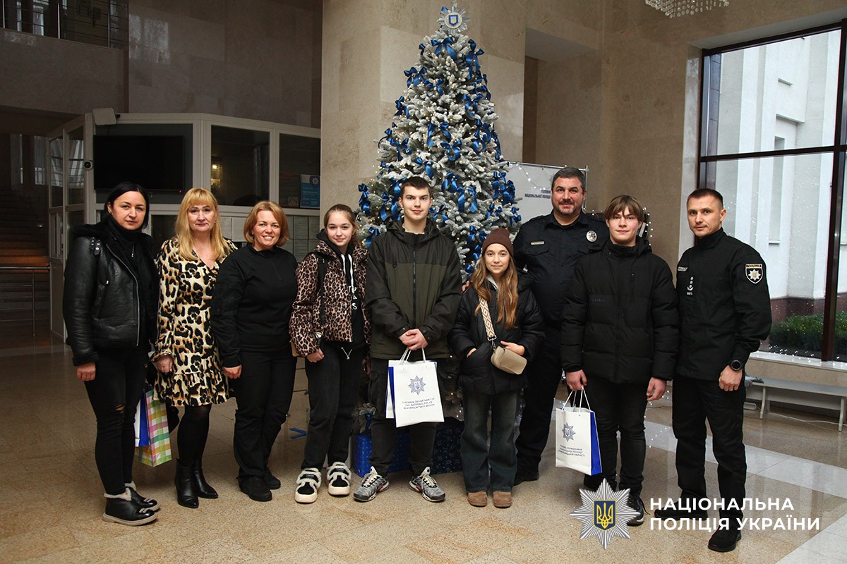 Діти та поліцейські біля новорічної ялинки