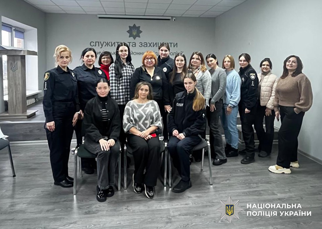 Загальне фото жінокв актовому залі приміщення поліції.