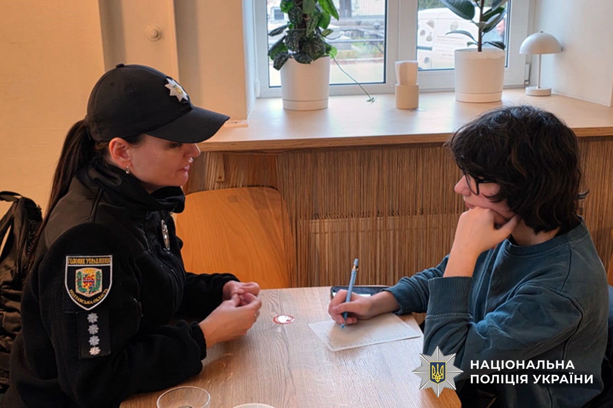 Психолог спілкується із дівчинкою