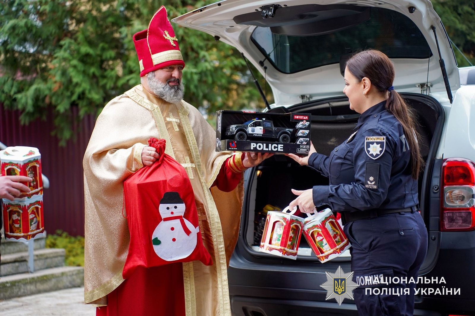 Святий Миколай і ювенальні поліцейські подарували свято маленьким пацієнтам обласної дитячої лікарні