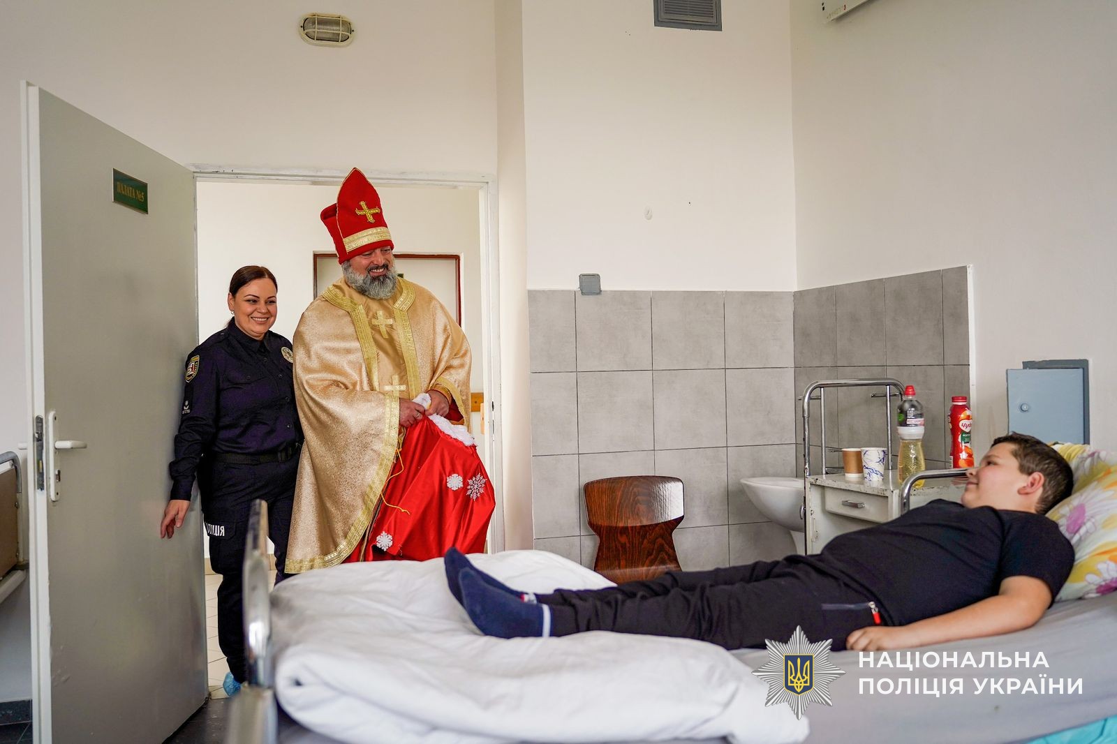 Святий Миколай і ювенальні поліцейські подарували свято маленьким пацієнтам обласної дитячої лікарні