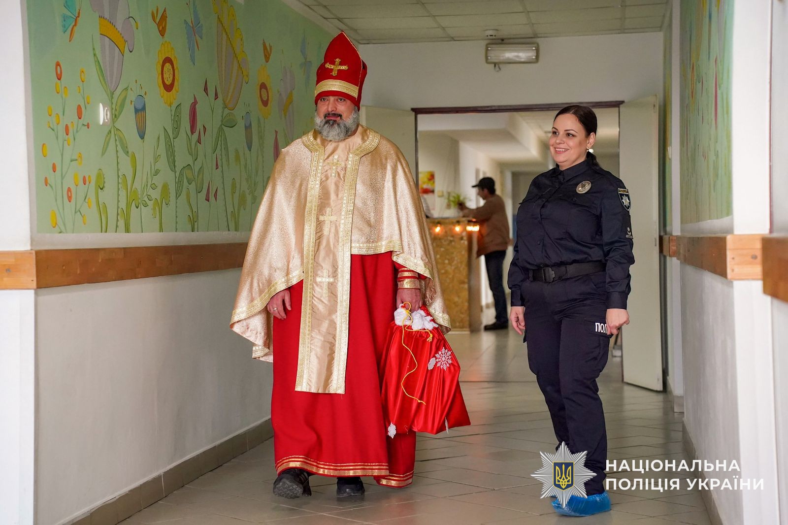 Святий Миколай і ювенальні поліцейські подарували свято маленьким пацієнтам обласної дитячої лікарні