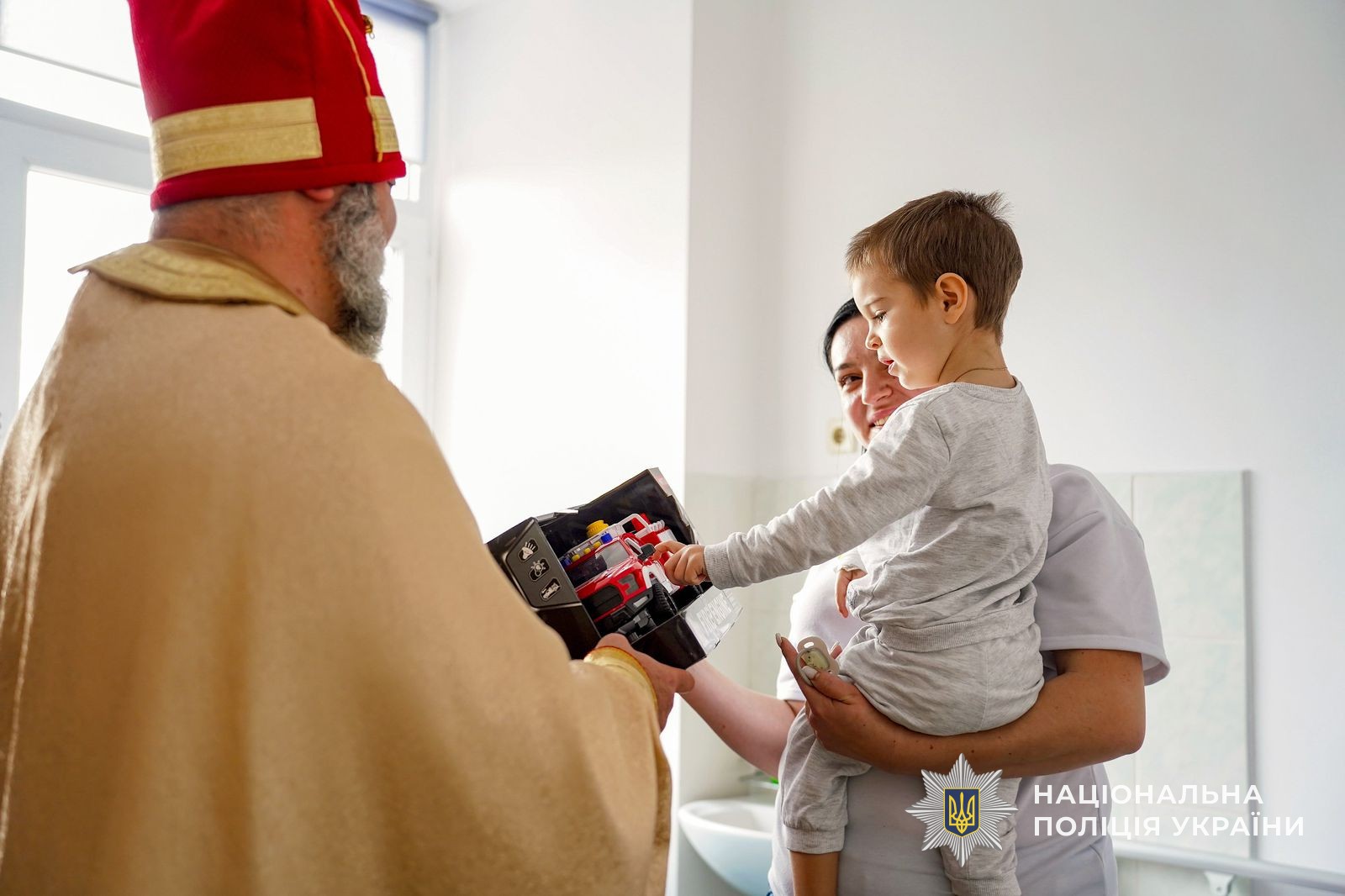 Святий Миколай і ювенальні поліцейські подарували свято маленьким пацієнтам обласної дитячої лікарні