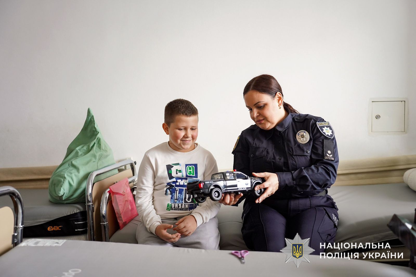 Святий Миколай і ювенальні поліцейські подарували свято маленьким пацієнтам обласної дитячої лікарні