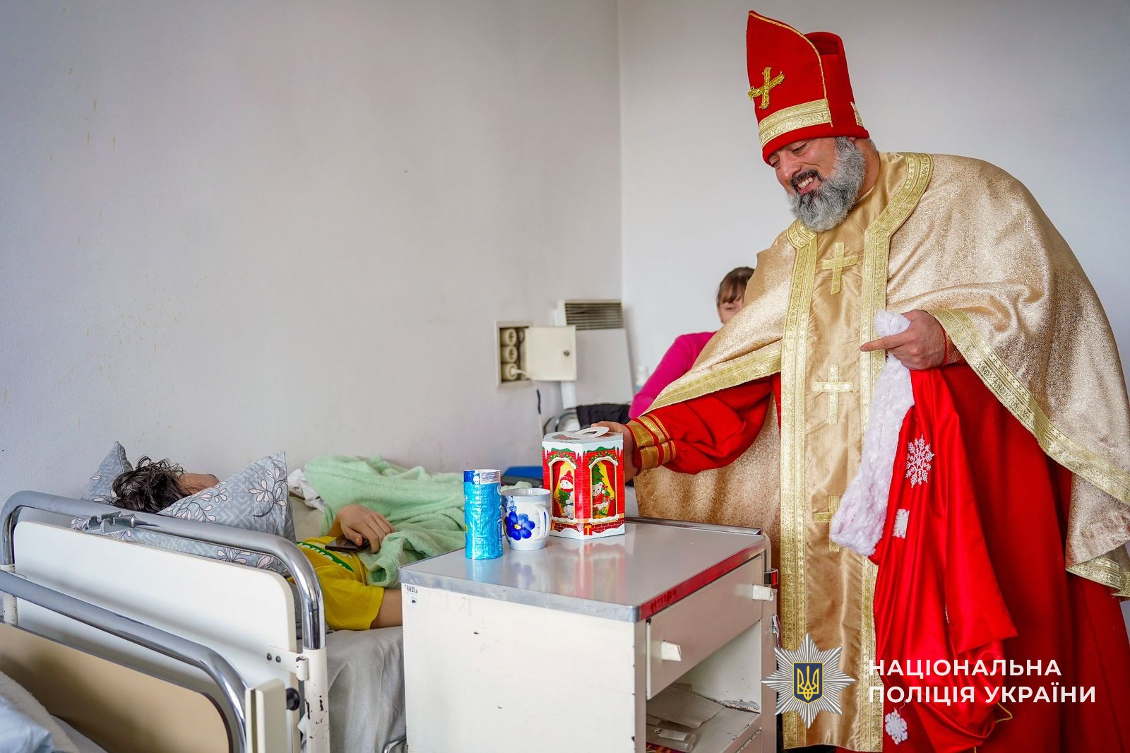 Святий Миколай і ювенальні поліцейські подарували свято маленьким пацієнтам обласної дитячої лікарні