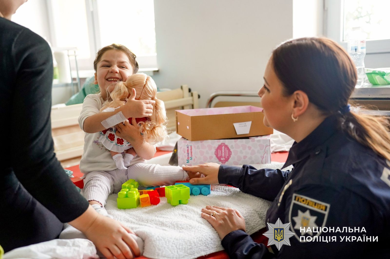 Святий Миколай і ювенальні поліцейські подарували свято маленьким пацієнтам обласної дитячої лікарні