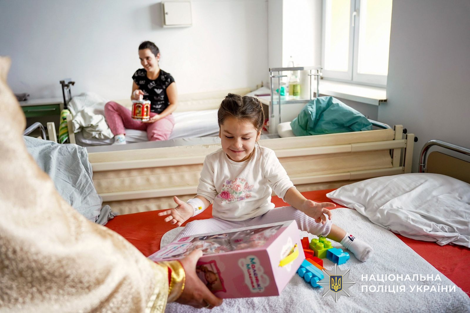 Святий Миколай і ювенальні поліцейські подарували свято маленьким пацієнтам обласної дитячої лікарні