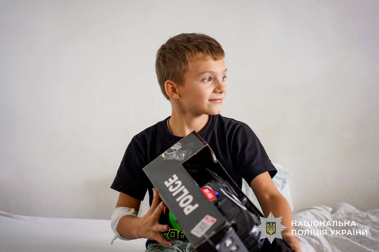 Святий Миколай і ювенальні поліцейські подарували свято маленьким пацієнтам обласної дитячої лікарні