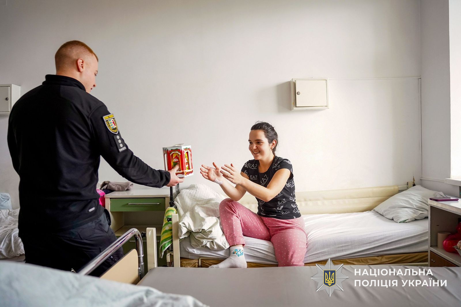 Святий Миколай і ювенальні поліцейські подарували свято маленьким пацієнтам обласної дитячої лікарні