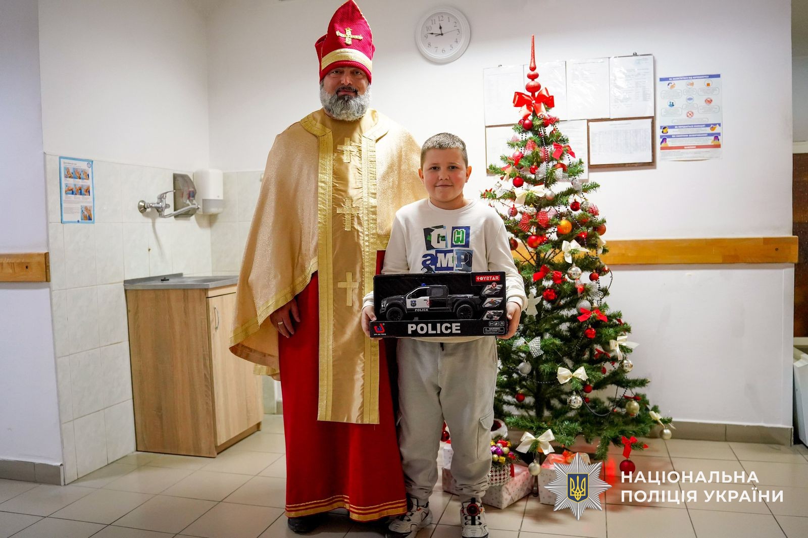 Святий Миколай і ювенальні поліцейські подарували свято маленьким пацієнтам обласної дитячої лікарні