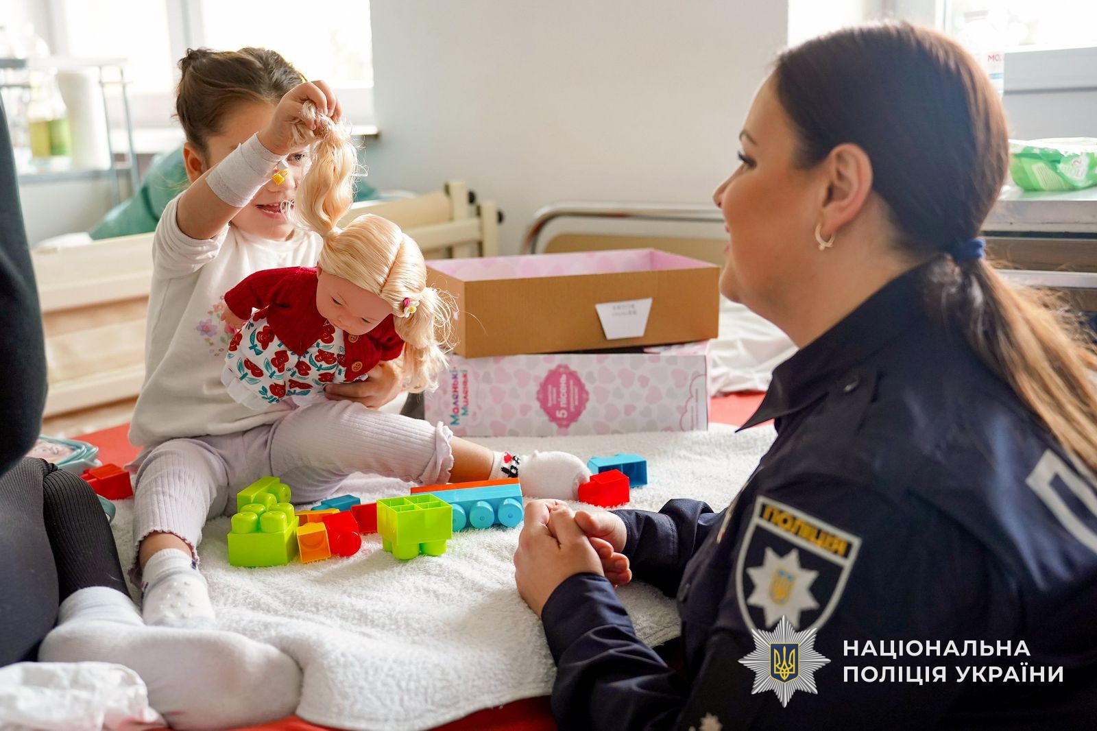 Святий Миколай і ювенальні поліцейські подарували свято маленьким пацієнтам обласної дитячої лікарні