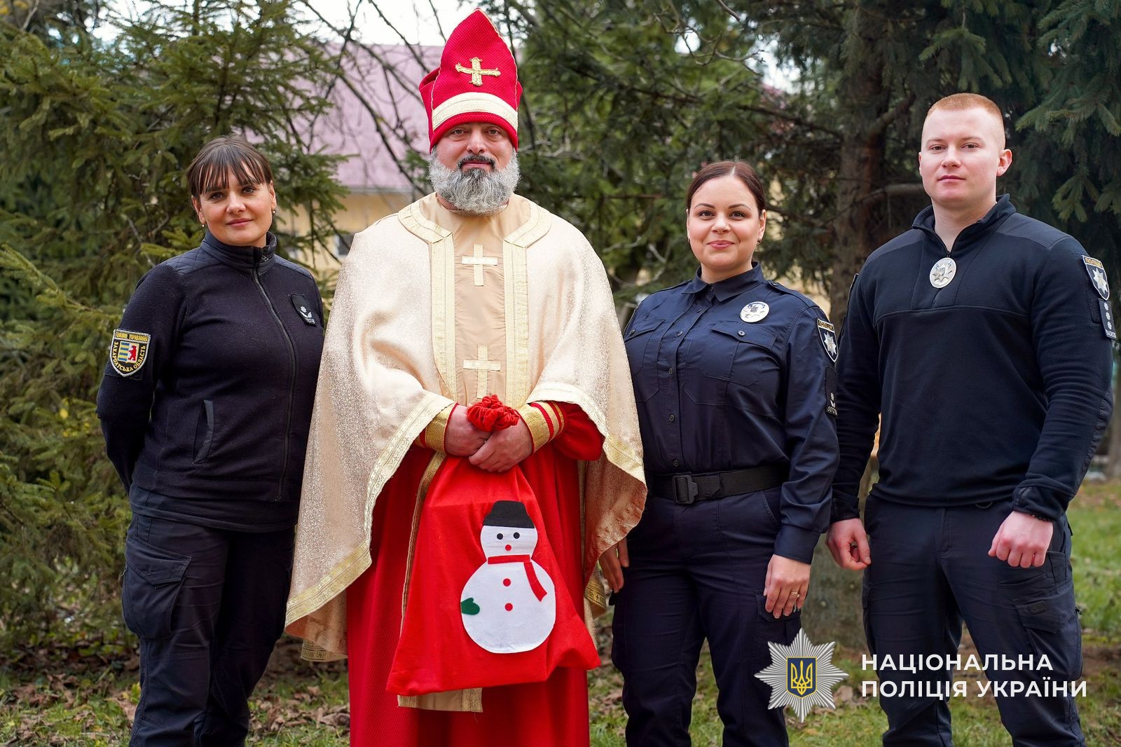 Святий Миколай і ювенальні поліцейські подарували свято маленьким пацієнтам обласної дитячої лікарні