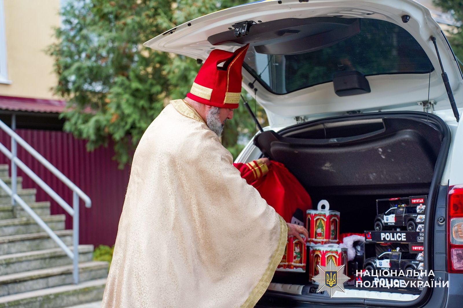 Святий Миколай і ювенальні поліцейські подарували свято маленьким пацієнтам обласної дитячої лікарні