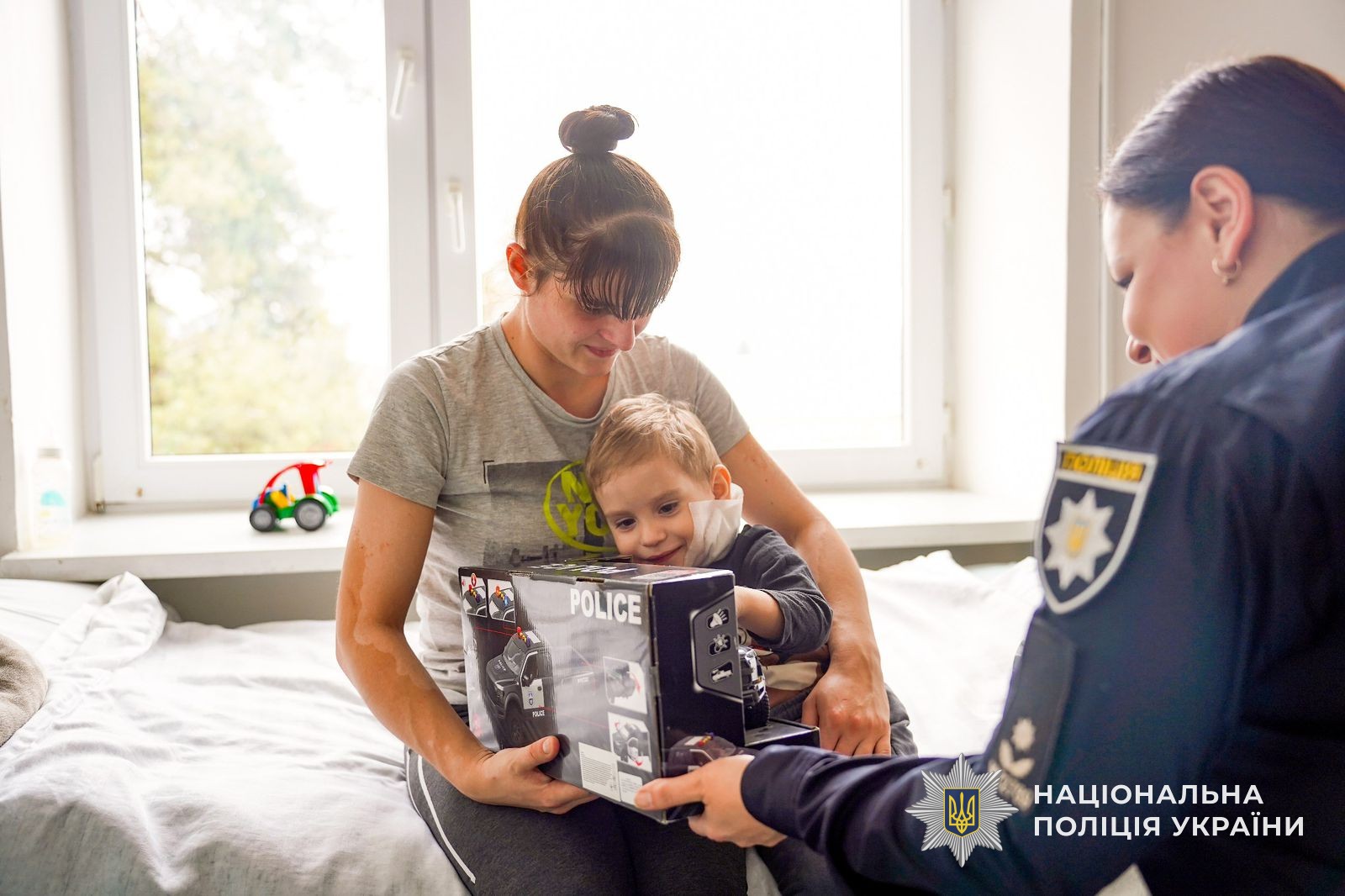 Святий Миколай і ювенальні поліцейські подарували свято маленьким пацієнтам обласної дитячої лікарні