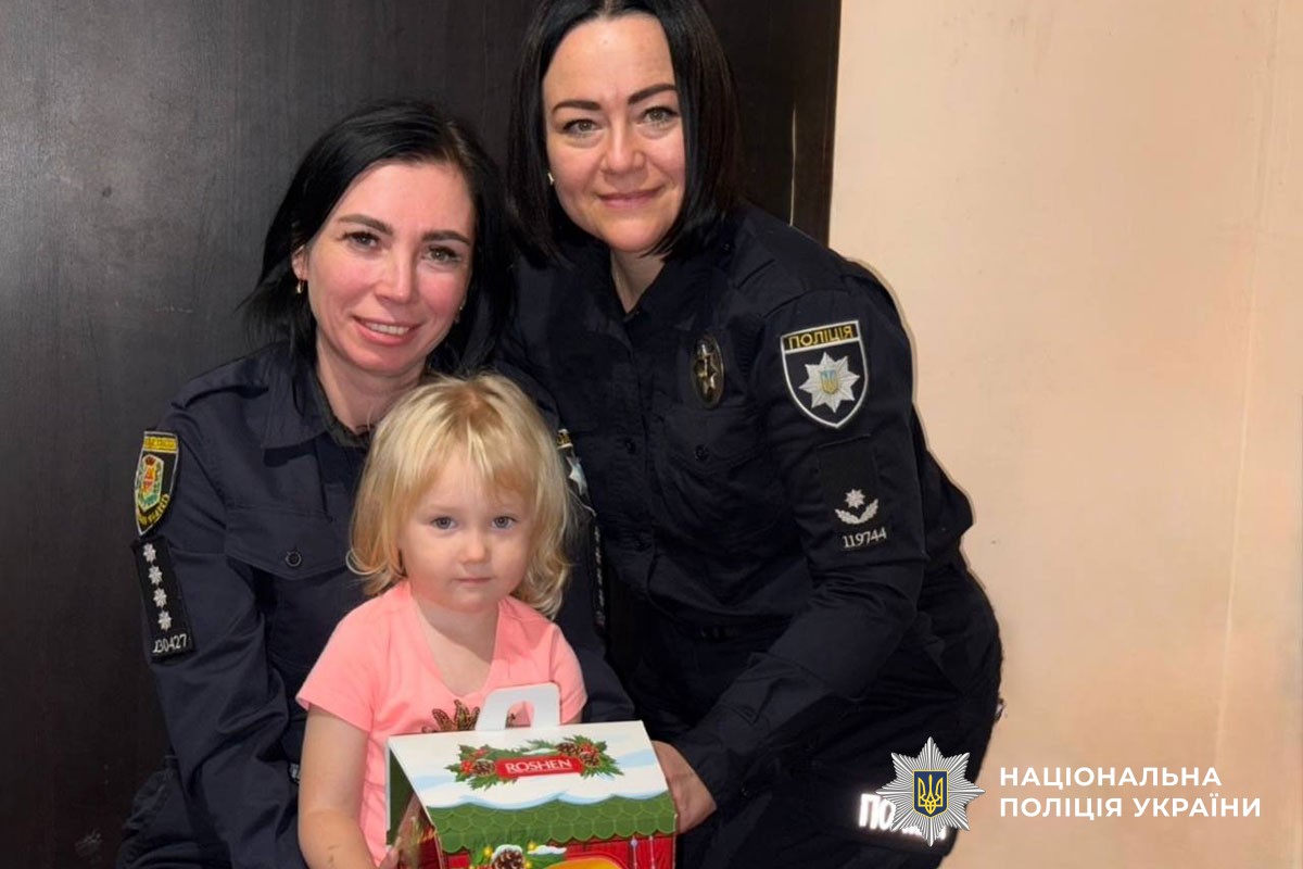 Поліцейські привітали дитину колеги зі Святим Миколаєм