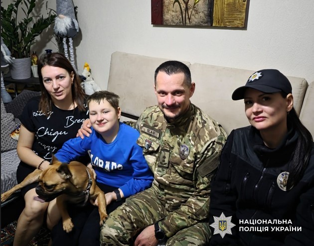 Поліцейські привітали дитину колеги зі Святим Миколаєм