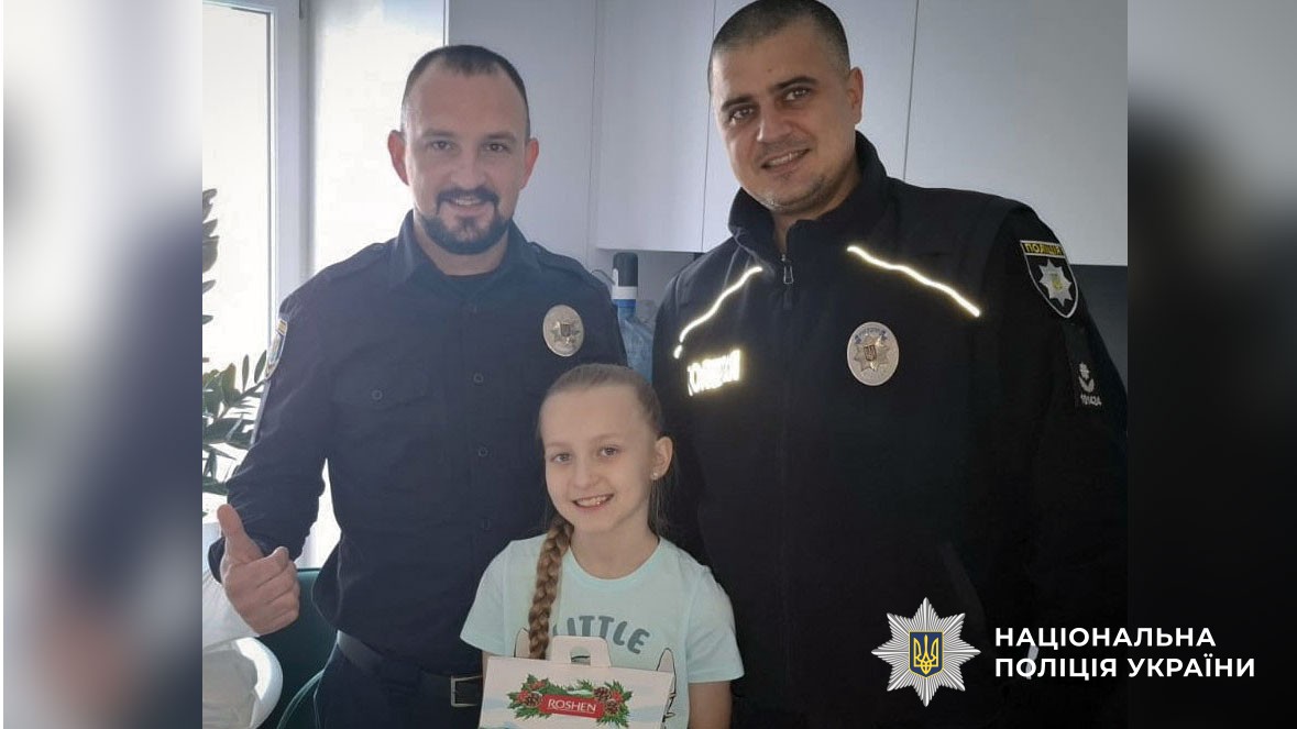 Поліцейські привітали дитину колеги зі Святим Миколаєм