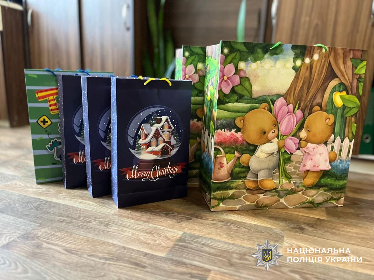 Поліцейські Закарпаття у День Святого Миколая навідали сім’ї бійців Стрілецького батальйону