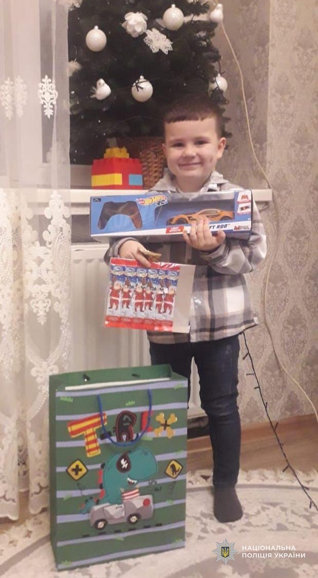 Поліцейські Закарпаття у День Святого Миколая навідали сім’ї бійців Стрілецького батальйону