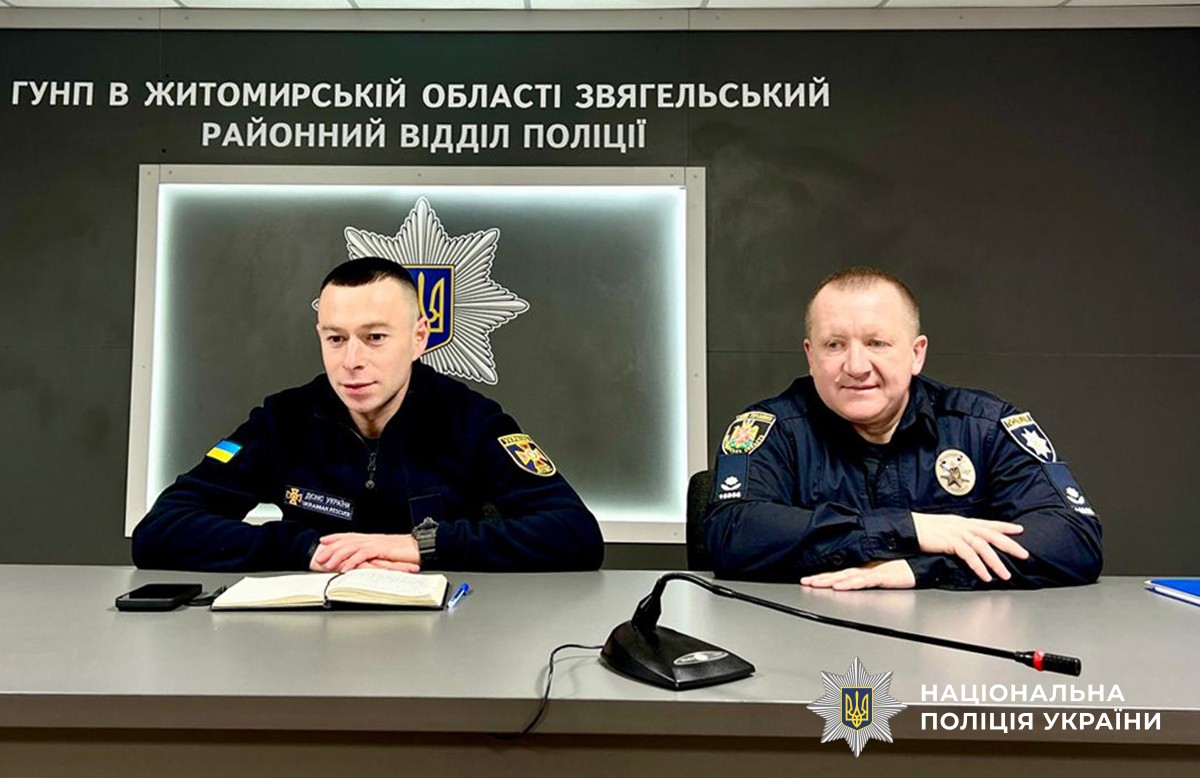 представник від поліції та представник від ДСНС за трибуною