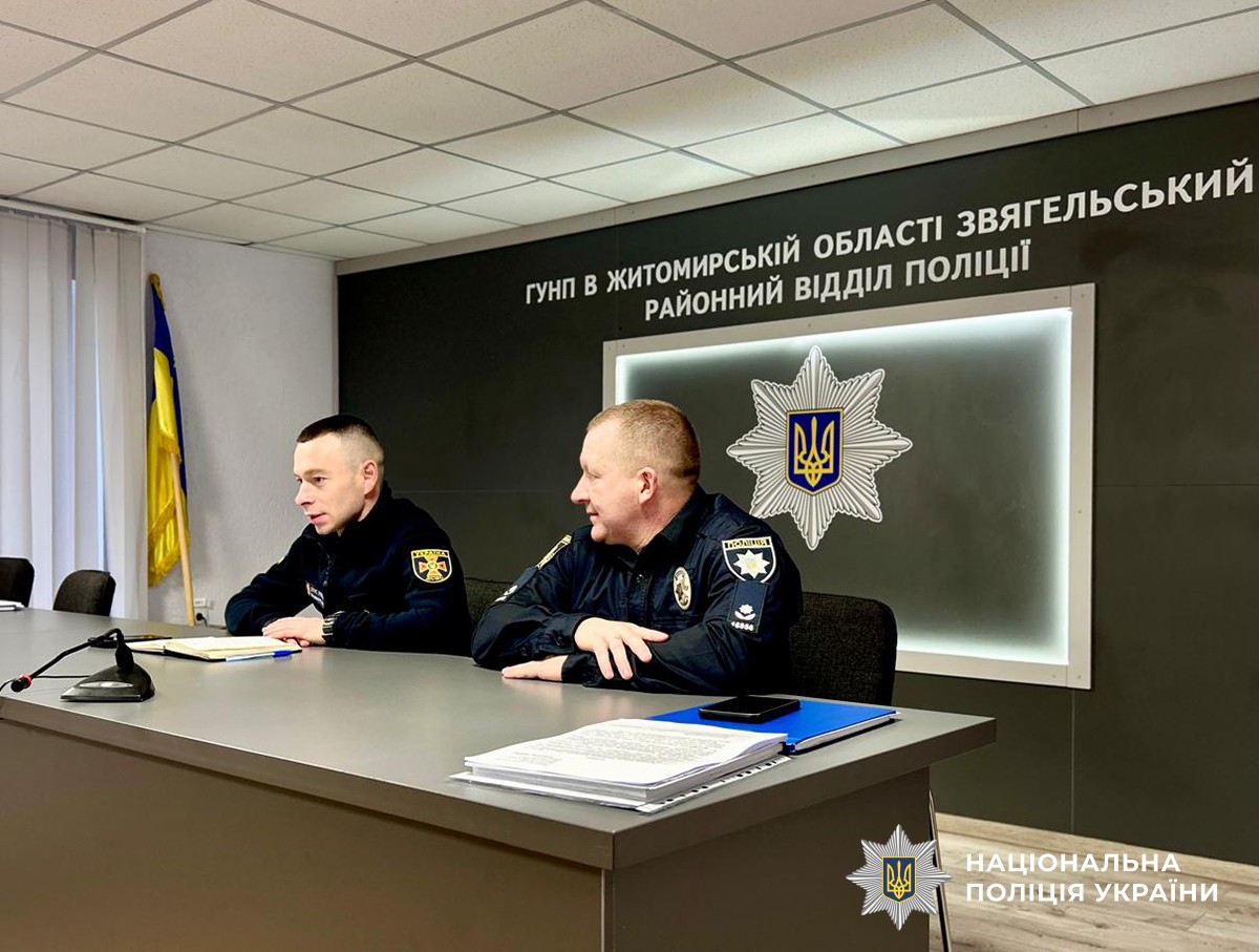 представник від поліції та представник від ДСНС за трибуною