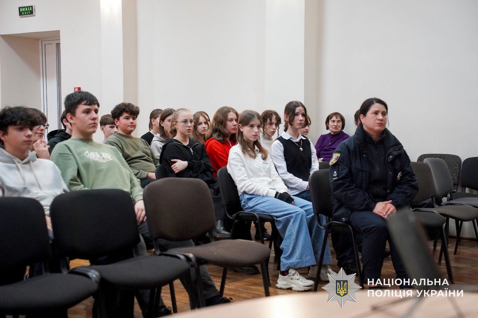 Старшокласники слухають лекцію у актовому залі