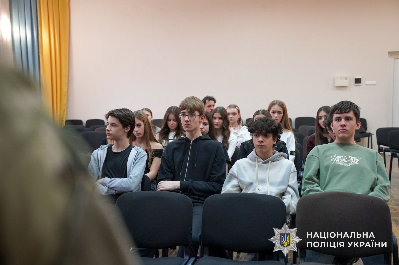 Старшокласники слухають лекцію у актовому залі